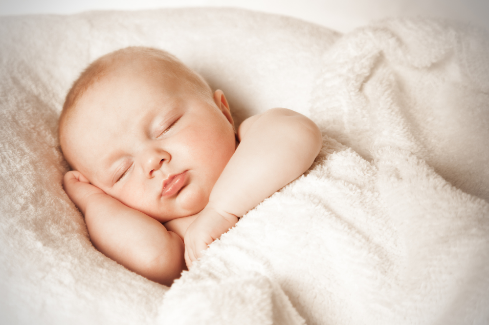 Bayi Sering Kaget Saat Tidur? Begini Cara Mengatasinya!