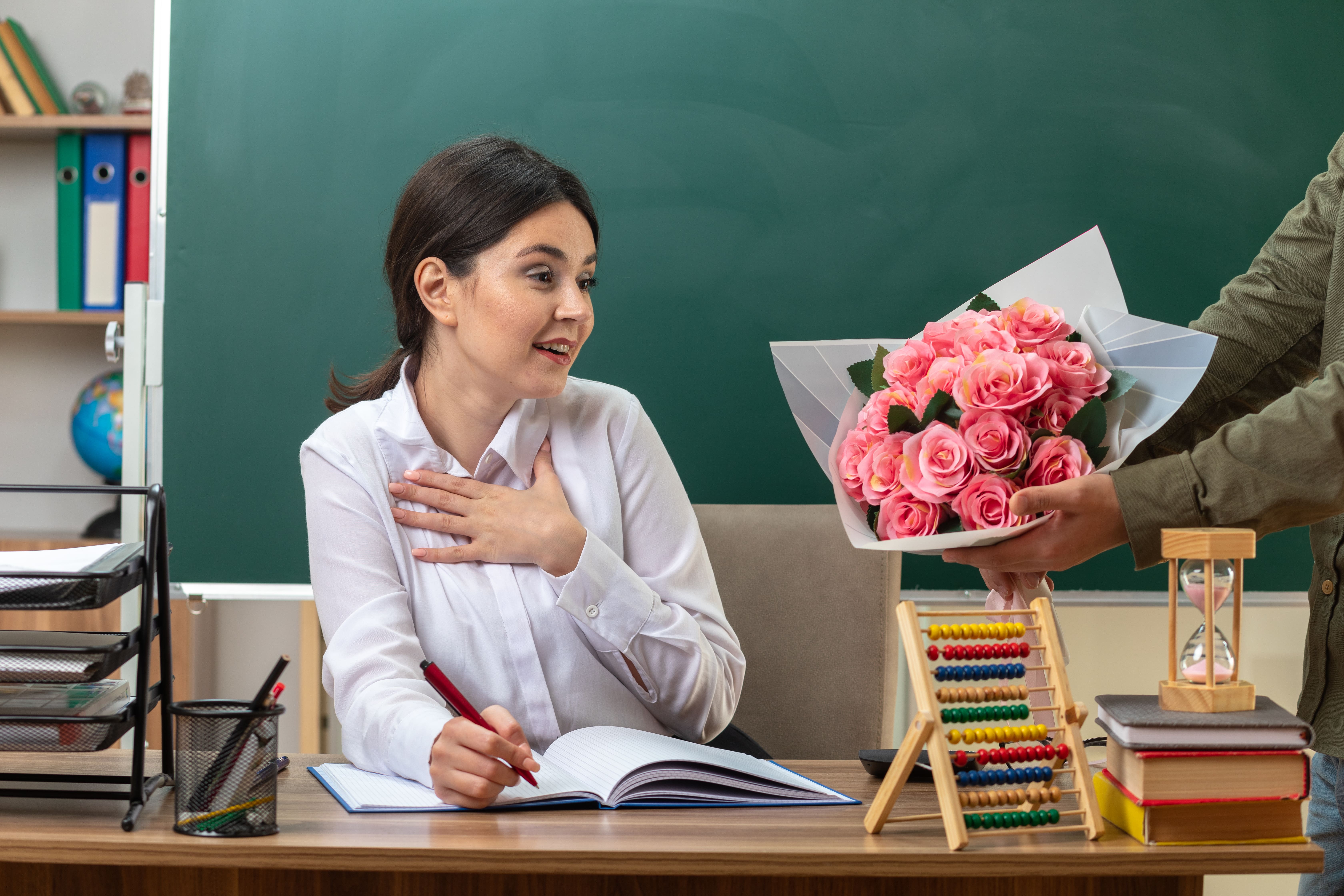 Rekomendasi Buket Romantis untuk Guru Perempuan